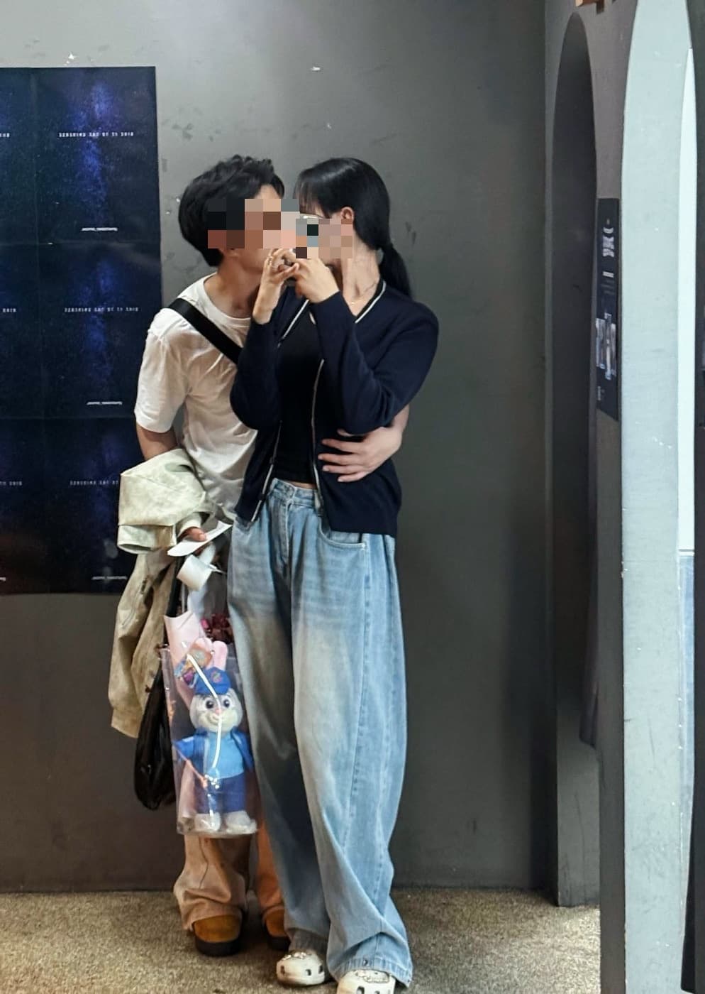 Ảnh cặp đôi Thúy Vy & người ấy, mặt đã che